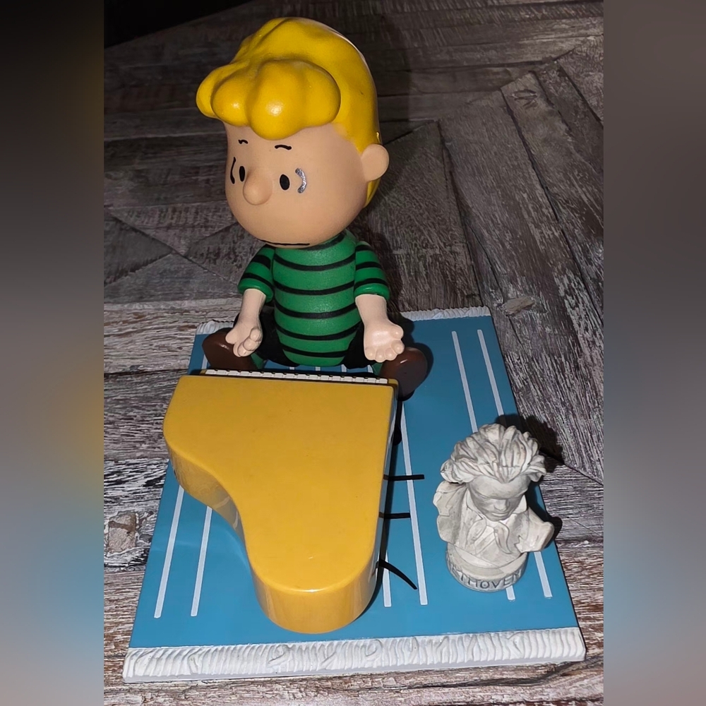 PEANUTS VINTAGE 2002 UFS PMI SCHROEDER WITH GRAND PIANO, BEETHOVEN, CARPET